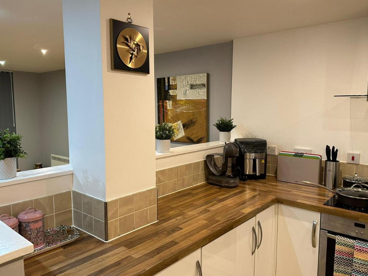 Modern City Centre Apartment In 스윈던 외부 사진