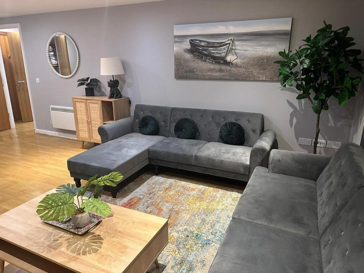 Modern City Centre Apartment In 스윈던 외부 사진