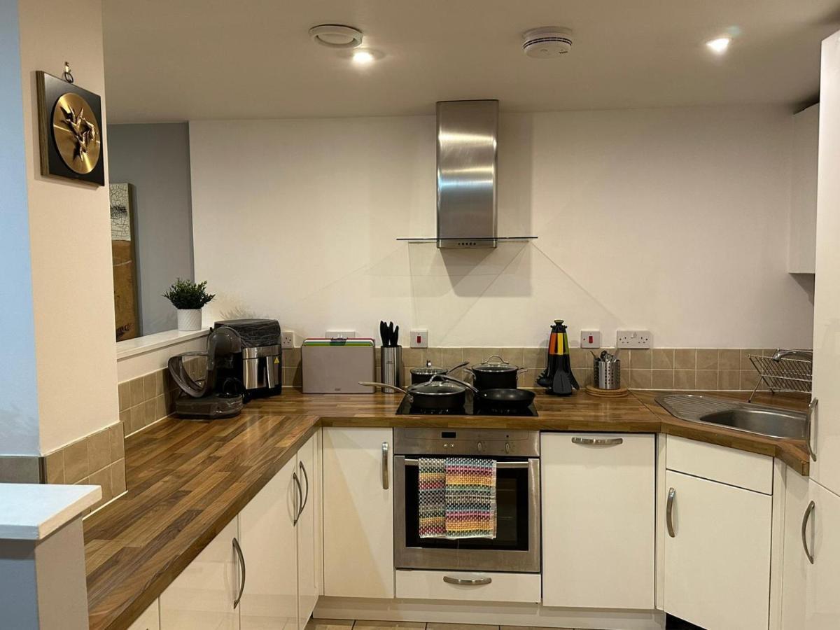 Modern City Centre Apartment In 스윈던 외부 사진