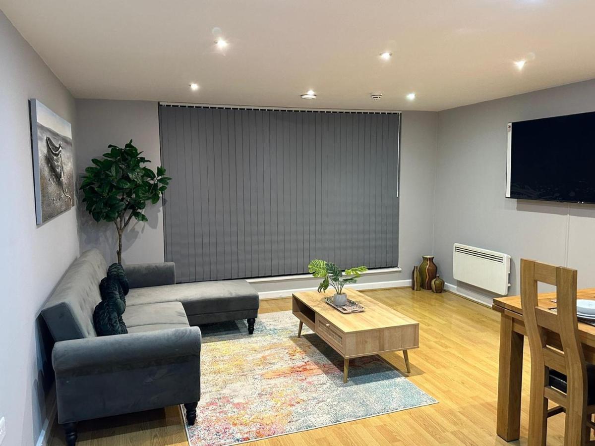 Modern City Centre Apartment In 스윈던 외부 사진