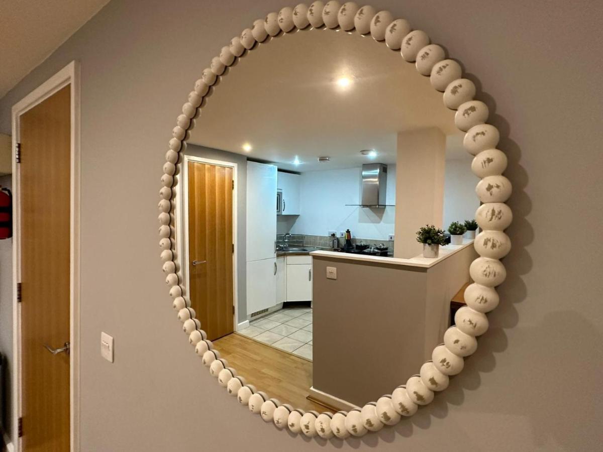 Modern City Centre Apartment In 스윈던 외부 사진